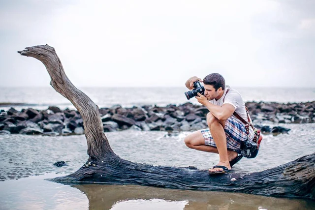 Vitor Lindo photographing along the coast